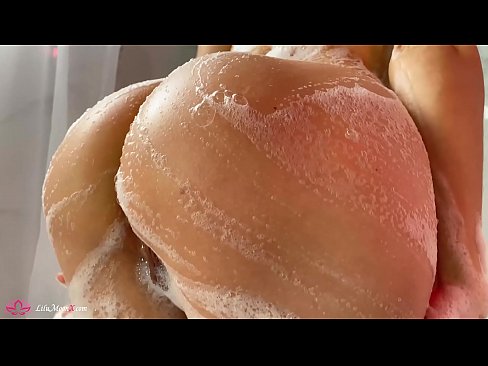 ❤️ 布鲁内特在淋浴时用振动器自慰阴部达到强烈的高潮 ️❌  性爱